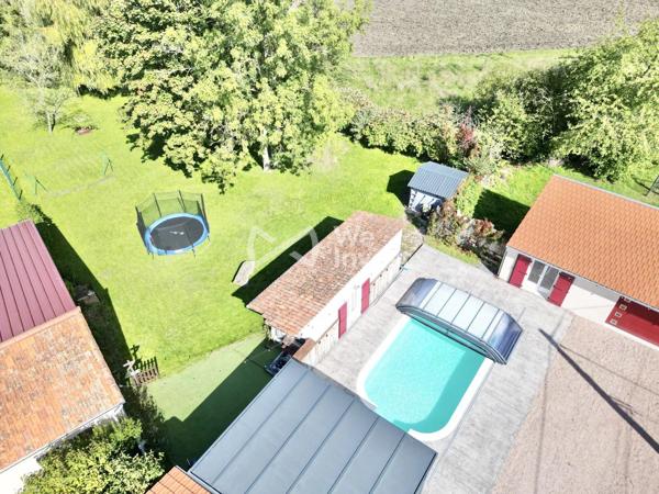 Maison avec cachet de type 5 de 113 m² habitables, garage, piscine et jardin.