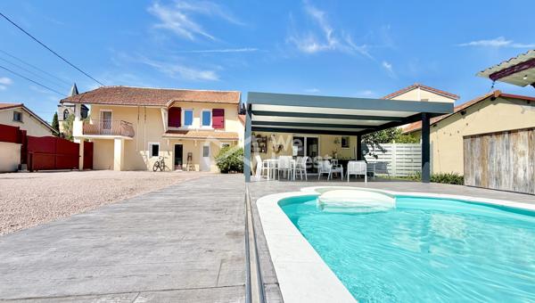 Maison avec cachet de type 5 de 113 m² habitables, garage, piscine et jardin.