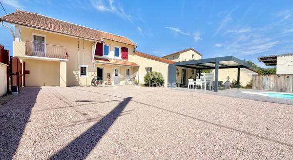 Maison avec cachet de type 5 de 113 m² habitables, garage, piscine et jardin.