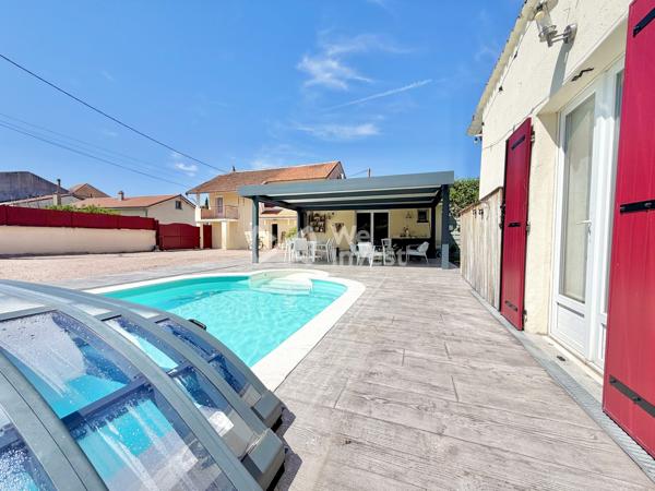 Maison avec cachet de type 5 de 113 m² habitables, garage, piscine et jardin.