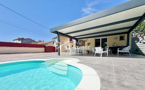 Maison avec cachet de type 5 de 113 m² habitables, garage, piscine et jardin.