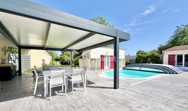 Maison avec cachet de type 5 de 113 m² habitables, garage, piscine et jardin.