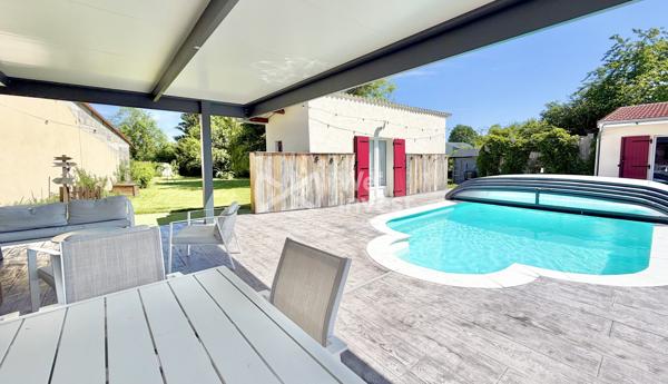 Maison avec cachet de type 5 de 113 m² habitables, garage, piscine et jardin.