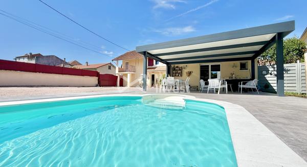 Maison avec cachet de type 5 de 113 m² habitables, garage, piscine et jardin.