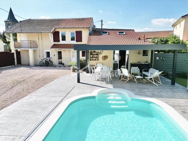 Maison avec cachet de type 5 de 113 m² habitables, garage, piscine et jardin.