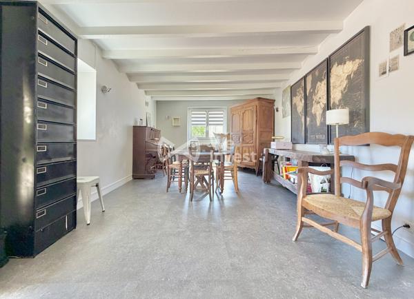 Maison avec cachet de type 5 de 113 m² habitables, garage, piscine et jardin.