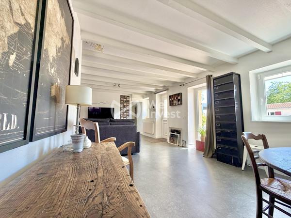Maison avec cachet de type 5 de 113 m² habitables, garage, piscine et jardin.