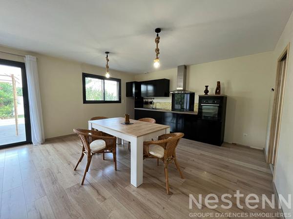 Maison récente Limoux avec trois chambres grand séjour terrasse piscine carport et terrain proche centre et commerces