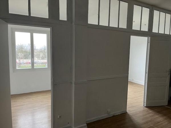 ANGOULEME Local commercial Axe passant