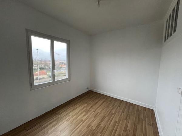 ANGOULEME Local commercial Axe passant