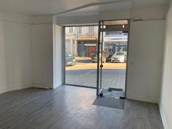 ANGOULEME Local commercial Axe passant
