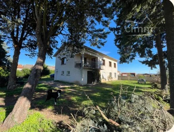 Avec une surface de 186.90M2 cette propriété offre un espace de vie généreux idéal pour une grande famille.