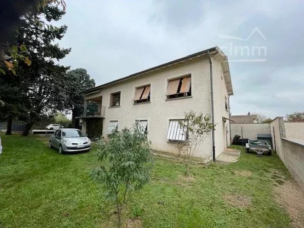 Avec une surface de 186.90M2 cette propriété offre un espace de vie généreux idéal pour une grande famille.