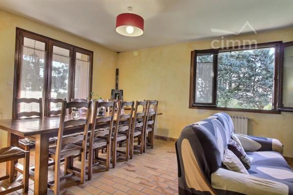 Avec une surface de 186.90M2 cette propriété offre un espace de vie généreux idéal pour une grande famille.