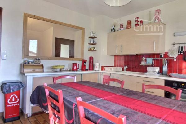 Avec une surface de 186.90M2 cette propriété offre un espace de vie généreux idéal pour une grande famille.