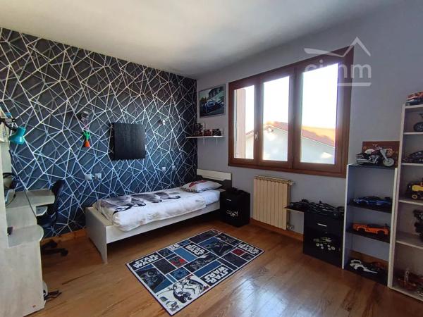 Avec une surface de 186.90M2 cette propriété offre un espace de vie généreux idéal pour une grande famille.