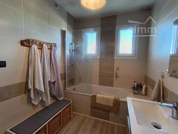 Avec une surface de 186.90M2 cette propriété offre un espace de vie généreux idéal pour une grande famille.