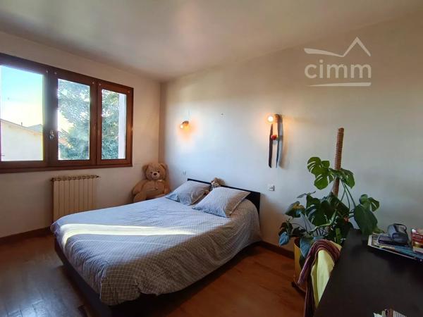 Avec une surface de 186.90M2 cette propriété offre un espace de vie généreux idéal pour une grande famille.
