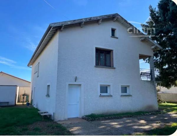 Avec une surface de 186.90M2 cette propriété offre un espace de vie généreux idéal pour une grande famille.