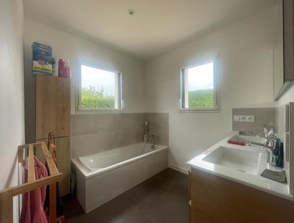 Maison
         5 pièces
        - 123 m² 489 555 € *
