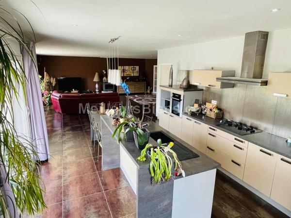 Villa T6 202m2 sur parcelle de 1082m2 à Corneilla de la Rivière