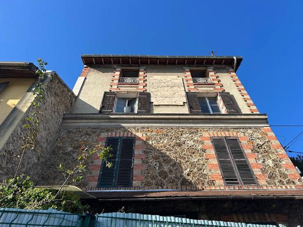 APPARTEMENT AVEC 2 CAVES ET UNE DEPENDANCE