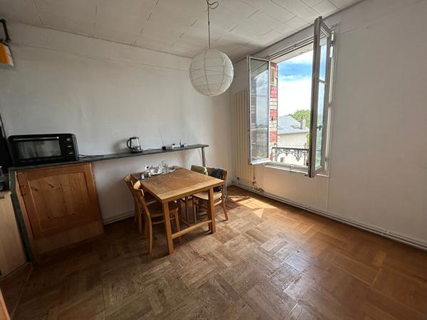 APPARTEMENT AVEC 2 CAVES ET UNE DEPENDANCE