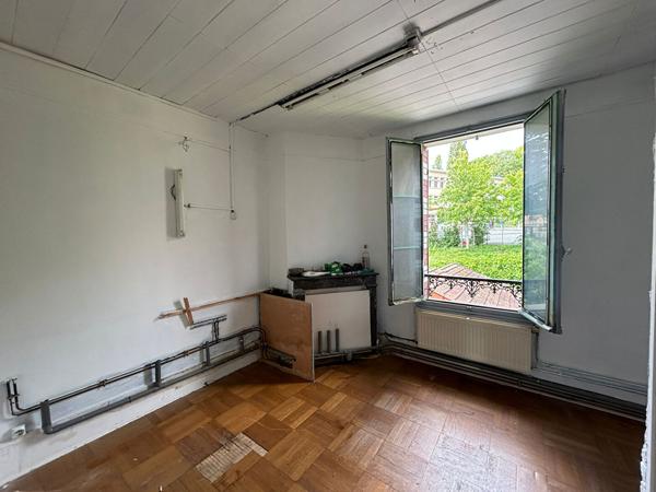 APPARTEMENT AVEC 2 CAVES ET UNE DEPENDANCE