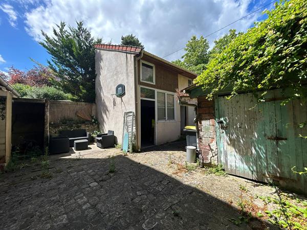 APPARTEMENT AVEC 2 CAVES ET UNE DEPENDANCE