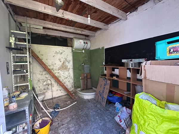 APPARTEMENT AVEC 2 CAVES ET UNE DEPENDANCE