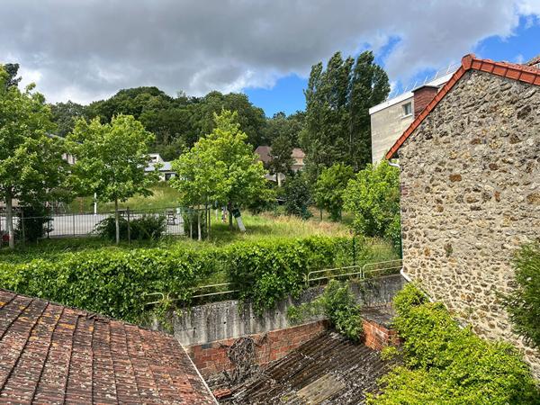 APPARTEMENT AVEC 2 CAVES ET UNE DEPENDANCE