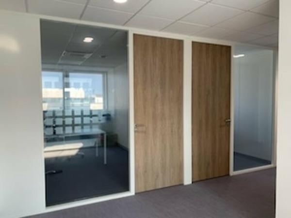 Bureaux neufs à louer Avignon Courtine face gare TGV plateaux aménagés et parking