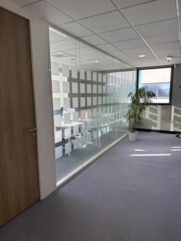 Bureaux neufs à louer Avignon Courtine face gare TGV plateaux aménagés et parking