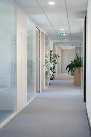 Bureaux neufs à louer Avignon Courtine face gare TGV plateaux aménagés et parking