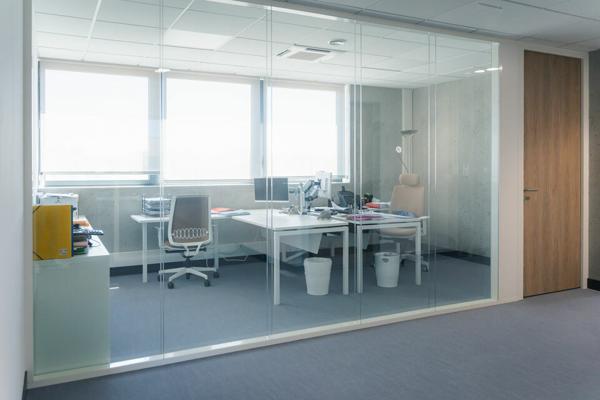Bureaux neufs à louer Avignon Courtine face gare TGV plateaux aménagés et parking