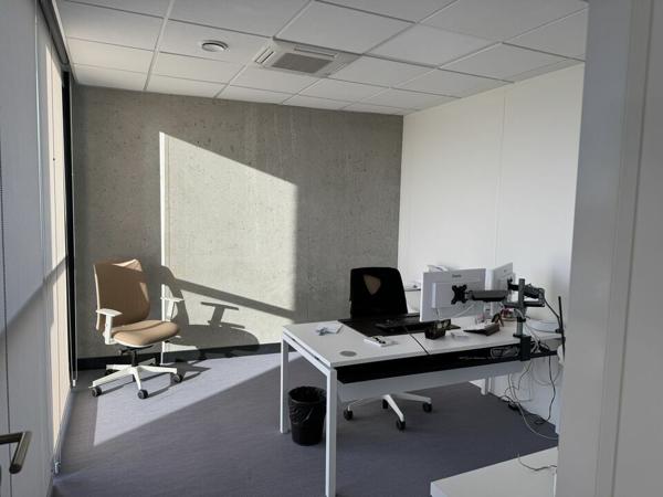 Bureaux neufs à louer Avignon Courtine face gare TGV plateaux aménagés et parking