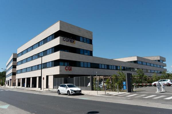Bureaux neufs à louer Avignon Courtine face gare TGV plateaux aménagés et parking