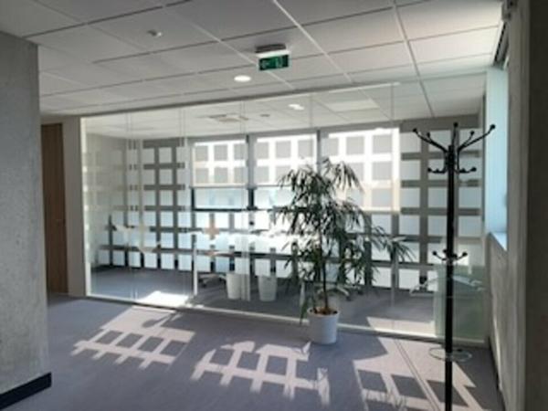 Bureaux neufs à louer Avignon Courtine face gare TGV plateaux aménagés et parking