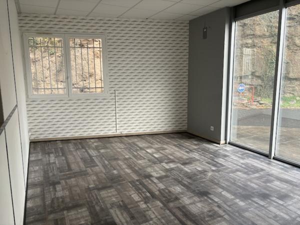 À LOUER - Bureaux de 220 m² en RDC à Saint-Chamond