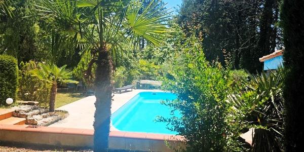 Rabastens: A 30mn de Toulouse, belle villa T5 avec beau jardin et piscine + T2  sur un terrain de 3000 m2