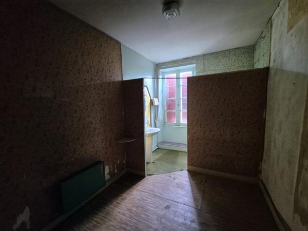 MAISON À RÉNOVER À SURGÈRES