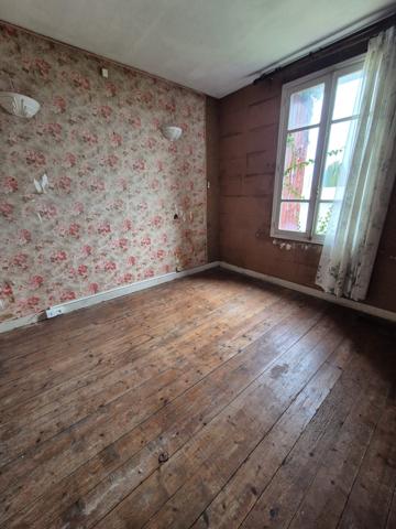 MAISON À RÉNOVER À SURGÈRES