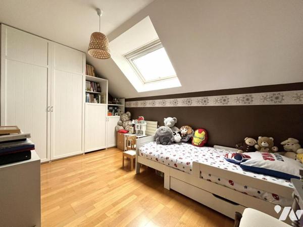 En exclusivité à Tinqueux, dans un environnement calme et résidentiel, découvrez cette maison i...