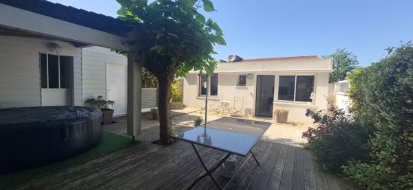 Maison meublée 3 pièces au bord du lac de Léon . Un cadre de vie exceptionnel