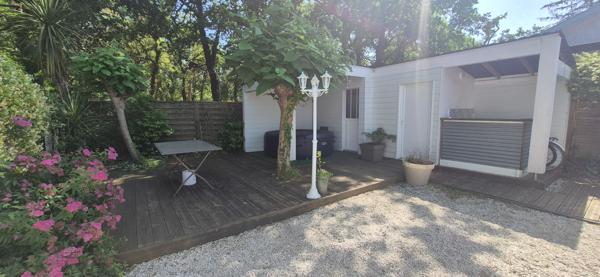 Maison meublée 3 pièces au bord du lac de Léon . Un cadre de vie exceptionnel
