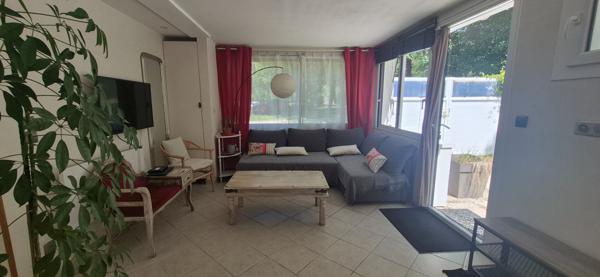 Maison meublée 3 pièces au bord du lac de Léon . Un cadre de vie exceptionnel