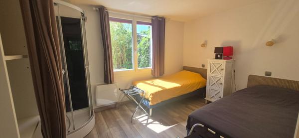Maison meublée 3 pièces au bord du lac de Léon . Un cadre de vie exceptionnel
