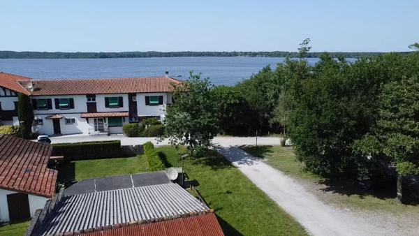 Maison meublée 3 pièces au bord du lac de Léon . Un cadre de vie exceptionnel