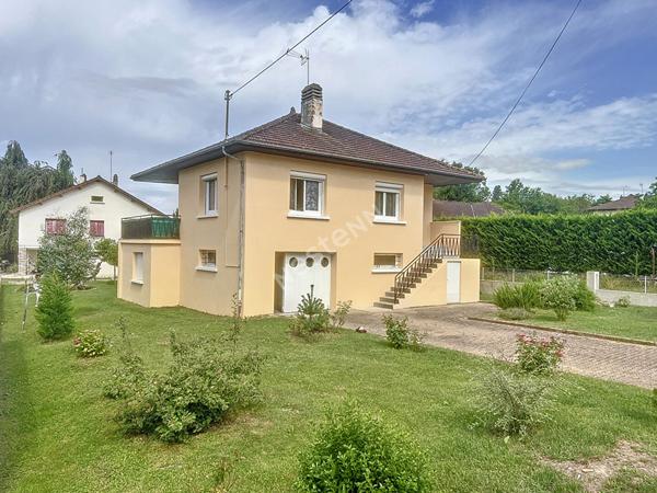 Maison proche des commodités et des arcades.