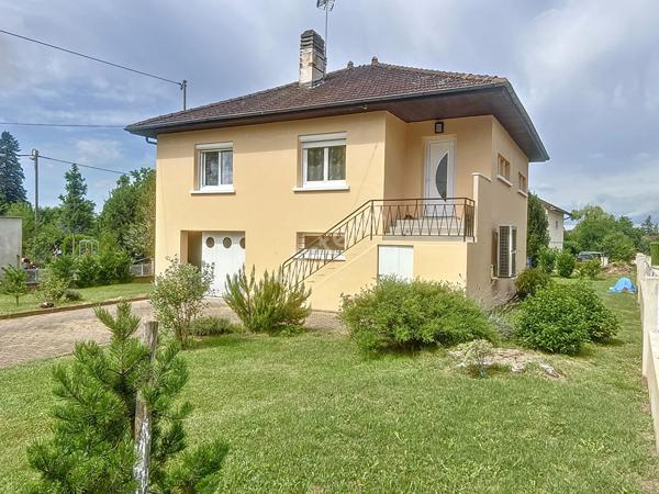 Maison proche des commodités et des arcades.